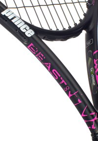 Zwarte tennisracket met een glanzende afwerking, voorzien van levendige roze tekst en graphics, een gestructureerde grip en gelijkmatig gespannen snaren.