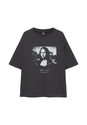 Sort oversize T-shirt med forvrænget gråtone Mona Lisa-print og teksten "Mona Lisa Givonda" foran.