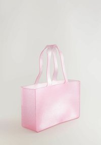 Kimallellinen vaaleanpunainen olkalaukku, jossa on läpinäkyvä, kiiltävä pinta ja kaksi litteää kantohihnaa. Suorakulmainen muoto pyöristettyine kulmineen.
