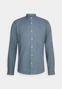 Camicia a collo blu realizzata in tessuto testurizzato, con chiusura frontale a bottoni e maniche lunghe, dotata di un orlo curvo.