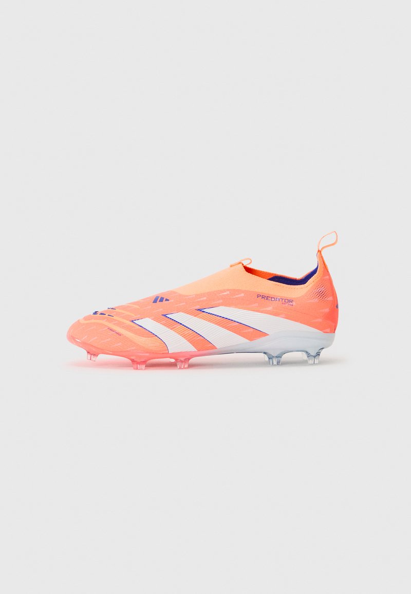 Scarpa da calcio arancione con strisce bianche e accenti blu; presenta una tomaia texture, un design aerodinamico e una suola traslucida rosa.