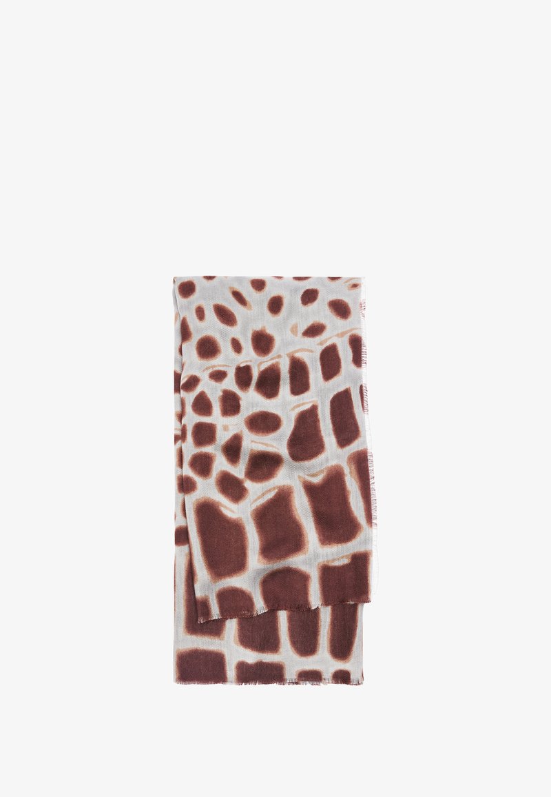 Lekki szalik z nadrukiem żyrafy w kolorze czerwonawo-brązowym na kremowym tle, z postrzępionymi brzegami i miękką fakturą.