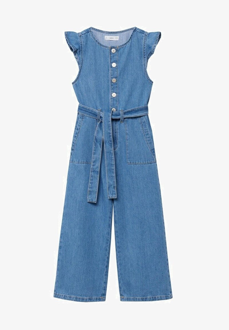 Combinaison en denim bleu sans manches avec jambes larges, boutons sur le devant, poches plaquées, épaules volantées et ceinture à nouer à la taille.