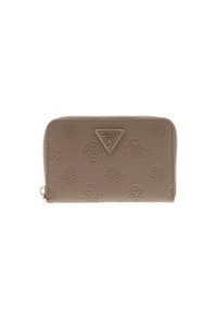 Portefeuille marron texturé à fermeture �éclair, avec des motifs embossés et une plaque en forme de triangle en or logo Guess à l'avant.