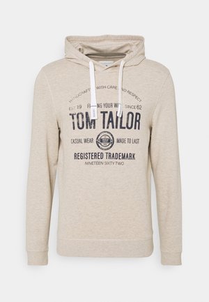 Beżowa bluza z kapturem z długimi rękawami, białymi sznurkami i czarnym nadrukiem "Tom Tailor" oraz vintage logo z przodu.
