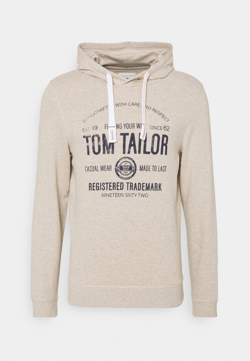 Sweat à capuche beige à manches longues avec cordons blancs et texte imprimé noir "Tom Tailor" ainsi qu'un marquage vintage sur le devant.