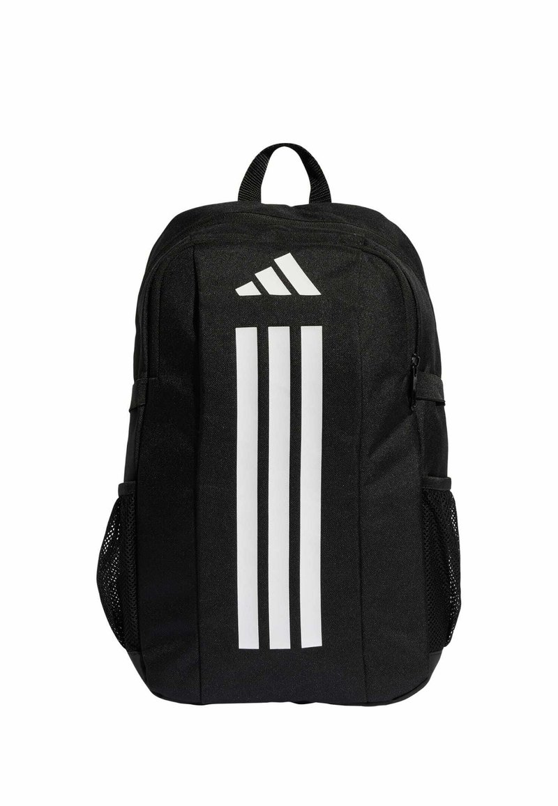 Czarna plecak z materiału, z trzema pionowymi białymi paskami i siateczkowymi kieszeniami bocznymi. Zawiera uchwyt u góry oraz kieszenie na zamek błyskawiczny.