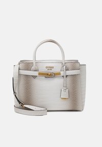 Hvid taske i kunstlæder med krokodillepræg, guldfarvede detaljer, dobbelte håndtag, aftagelig skulderrem og et lille hængende mærke.