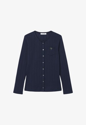 Cárdigan azul marino de manga larga con botones delanteros, patrón vertical texturizado y pequeño logo verde bordado en el bolsillo izquierdo del pecho.