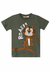 Camiseta de algodón verde con un tigre de dibujos animados con rayas marrones y acentos blancos, acompañada del texto "Rjarr" en letras blancas en negrita.