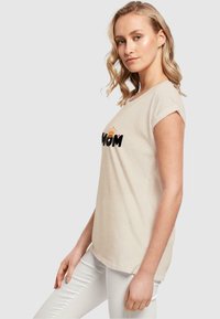 Merchcode MOTHERS DAY QUEEN MOM - T-shirts print - white/sand
