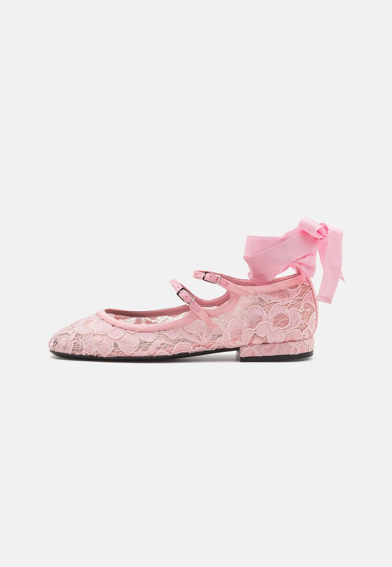 Bailarinas rosas de encaje con tacón plano, que cuentan con dos correas ajustables y un detalle de lazo en la parte trasera. Elegante patrón de encaje floral.