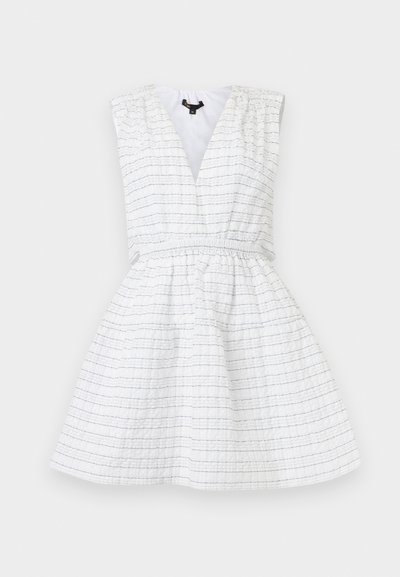 Λευκό αμάνικο φόρεμα με βαθύ V-λαιμόκοψη, ελαστική μέση και λεπτές οριζόντιες μαύρες ρίγες σε υφασμένο ύφασμα.