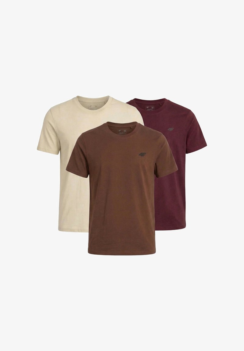 Trois t-shirts unis à manches courtes et col rond en beige, marron et rouge foncé avec un petit logo sur le côté gauche de la poitrine, affichés en chevauchement.