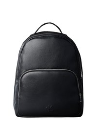 Zwarte leren rugzak met een gestructureerde afwerking, een voorvak met rits en een bovenste handvat. Voorzien van een subtiel logo aan de onderkant.