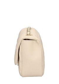 Borsa a tracolla in pelle beige con texture trapuntata, forma piatta e dettaglio in catena dorata sulla cerniera superiore.