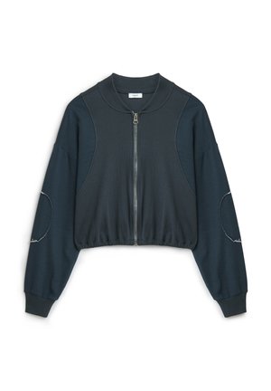 Giacca bomber cropped blu scuro con zip frontale, colletto a coste e maniche lunghe con dettagli testurizzati sulle spalle e sui polsini.