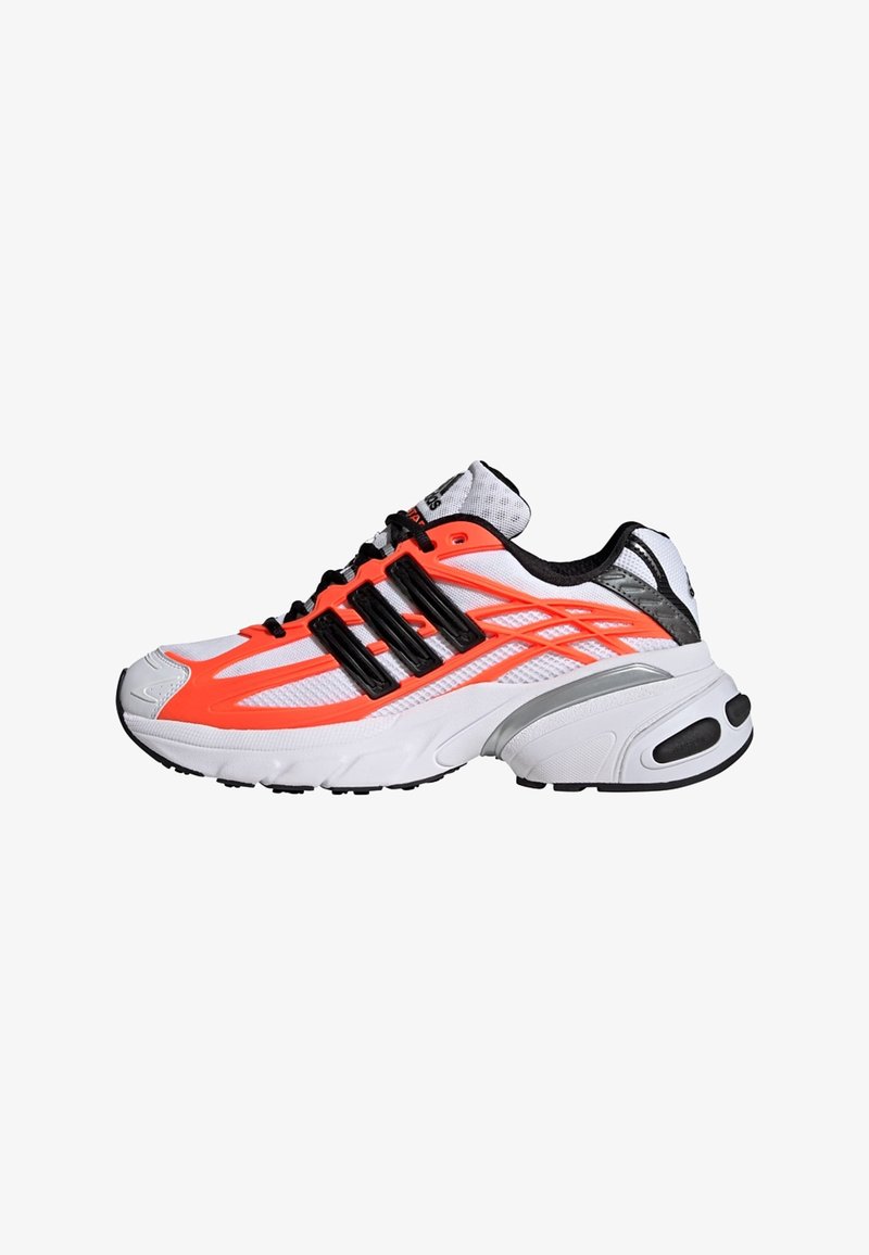 Trkačka obuća u bijeloj mreži s crnim akcentima i svijetloružičastim preklopima. Ima podstavljeni potplat s ventilacijskim otvorima i prepoznatljivim dizajnom potplata.