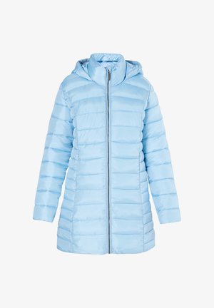 Jachetă puf din material albastru deschis, cu glugă, având un fermoar frontal, un design quilted vertical și o textură de țesătură netedă și strălucitoare.