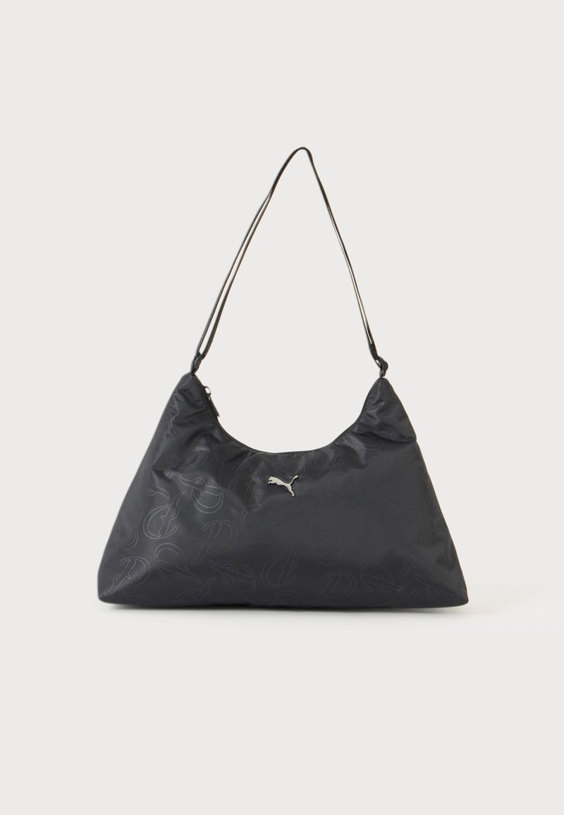 Sac à bandoulière triangulaire noir avec une fine sangle, motif monogramme subtil et petit logo Puma argenté au centre.