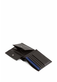 Portafoglio in pelle nera con più slot per carte, una tasca per monete e chiusura a scatto. Caratterizzato da una superficie liscia e un discreto dettaglio del marchio.