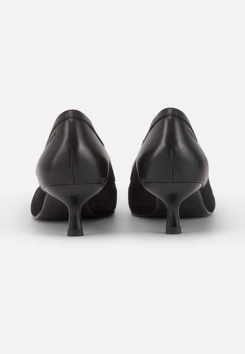 Schwarze High Heels aus glattem Leder mit Meshelementen an den Seiten, in einer taillierten Form und mit einem schlanken, zylindrischen Absatz.