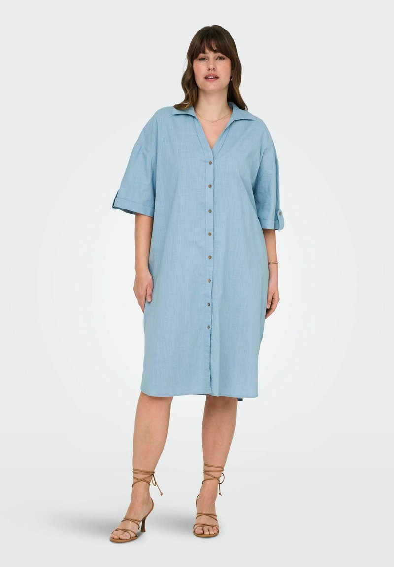 Robe à manches courtes et à boutons, en tissu bleu clair, avec un col et des manches retroussées, dotée d'une coupe droite et d'un ourlet jusqu'aux genoux.