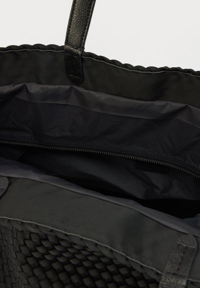 Μαύρη υφαντή τσάντα ώμου με λείες λεπτομέρειες από δέρμα. Το εσωτερικό διαθέτει ματ φινίρισμα και ασφαλές τσεπάκι με φερμουάρ. Ανθεκτικές λαβές για εύκολη μεταφορά.