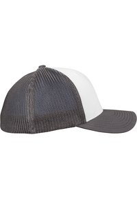 Justerbar kasket med grå mesh bagpanel og ensfarvet hvid frontpanel. Har en buet grå skygge og ventilationshuller ved toppen.