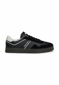 Czarne i szare sneakersy wykonane z zamszu i skóry, z czarnymi sznurowadłami, białymi akcentami oraz logo po boku. Płaska gumowa podeszwa.