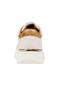 Zapatilla de piel rosa con una suela blanca ligeramente elevada. Presenta un acento en el talón de cuero tostado y una franja metálica dorada cerca de la suela.