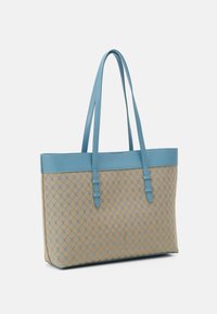 Tan tote bag med ett diamantmönster, blå läderdetaljer och dubbla axelremmar. Slät textur, rektangulär form och öppen toppdesign.