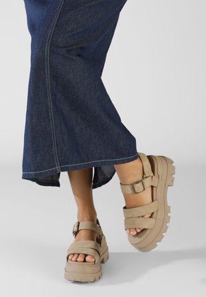 Platform sandals - beige