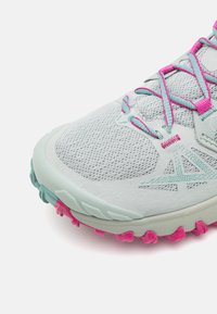 Heledad hallhall, millel on pehmehalli võrkkate, roosa ja türkiissinine aktsent ning reljeefne kummist välispõhi erksate roosade haardepatjadega.