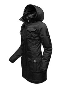 Zwarte geïsoleerde parka met een capuchon, meerdere voorzakken, rits- en drukknoopsluiting, en een gladde textuur. Heeft een logopatch op de mouw.