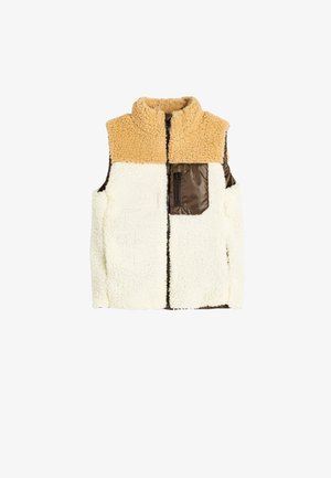 Fuzzy mouwloze vest van tan en crèmekleurig fleece, met een bruine ritszak en kraag. Zachte textuur en warme uitstraling met contrasterende kleuren.