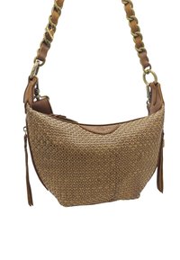 Sac à main tressé de couleur marron avec une forme courbée, doté d'une bandoulière tressée et de pompons décoratifs. Fabriqué à partir de matériaux texturés, avec des accents en métal doré.
