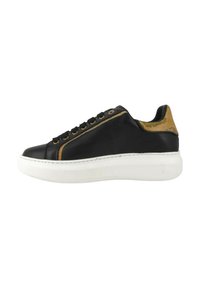 Sneaker in pelle nera con accenti dorati, suola in gomma bianca e punta arrotondata. Presenta sei fori per i lacci e un pannello posteriore testurizzato.