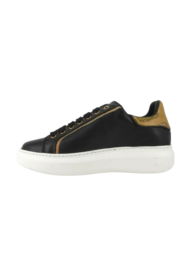 Sneaker in pelle nera con accenti dorati, suola in gomma bianca e punta arrotondata. Presenta sei fori per i lacci e un pannello posteriore testurizzato.