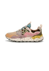 Flerfärgad sneaker med övre del i tan, rosa, grön och blå, blandade material, strukturerade mönster och en prickig vit sula.
