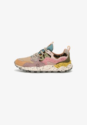 Sneaker multicolore con tomaia in tonalità marrone chiaro, rosa, verde e blu, realizzata con materiali misti, motivi testurizzati e suola bianca maculata.