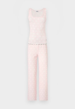 Ensemble de pyjama sans manches rose clair avec des motifs de cœurs blancs, comprenant un haut à encolure dégagée et un pantalon à taille élastique.