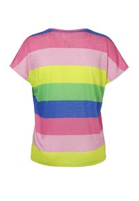 T-shirt met korte mouwen in veelkleurige horizontale strepen: roze, groen, blauw, geel, met een ronde halslijn en zachte, lichte stof.