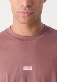 HUGO NALONO - Print T-shirt - medium brown