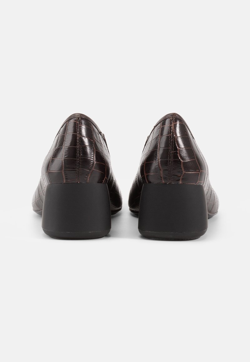 Tacchi in pelle marrone, con texture e motivo coccodrillo, e tacco quadrato nero. Presentano una punta affusolata e un design elegante.