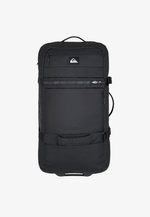 Zwarte reistasrugzak met meerdere met rits afgesloten compartimenten, een gevoerde rug, verstelbare schouderbanden en een draaghandvat bovenaan.