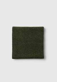 Mørkegrøn strikket hue med ribbet tekstur og foldet design, lavet af blødt, varmt materiale. Velegnet til koldt vejr.