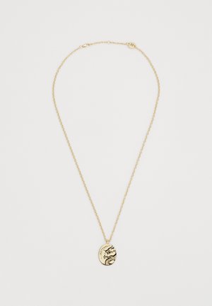Bague en or avec un pendentif ovale au design texturé. Le pendentif présente des gravures détaillées et est suspendu à une chaîne maillée.