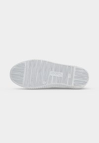 Semelle de chaussure blanche avec des rainures horizontales et le mot "Gabor" embossé au centre.