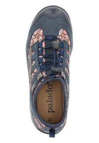 Sneaker blu navy con motivi floreali in tessuto, tomaia testurizzata, lacci flessibili, cappuccio in gomma per la punta e soletta imbottita con logo del marchio.